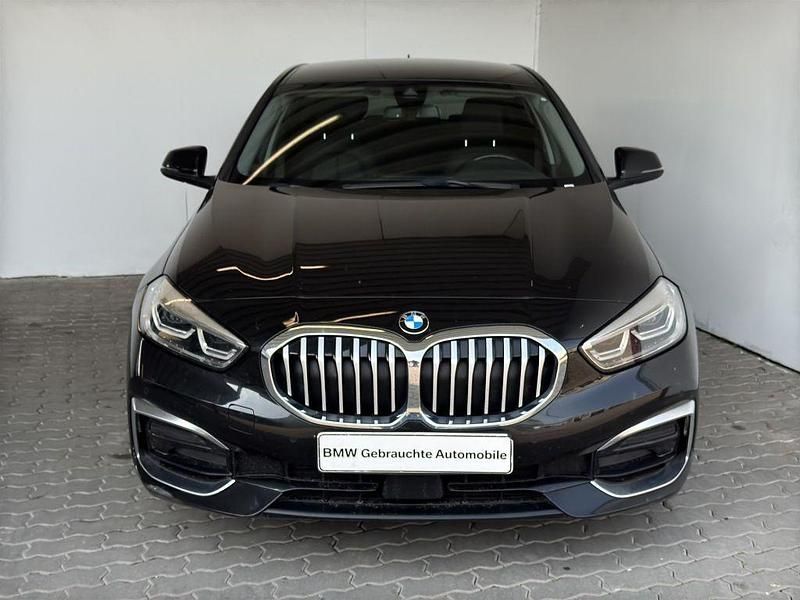 Saphirschwarz met. Gebraucht 2022 BMW 118 Luxury Line Kleinwagen | 20.949 € (Fairer Preis) - Bild 1/4