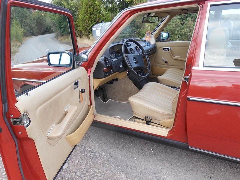 Gebraucht Mercedes 200 109 PS (80 kW) 1982 Orange Limousine