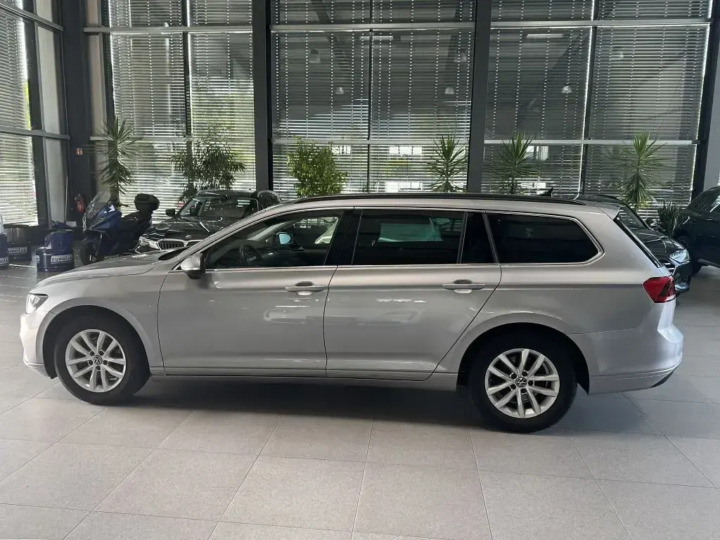 Gebraucht VW Passat 150 PS (110 kW) 2023 Pyrite silver metallic Kombi