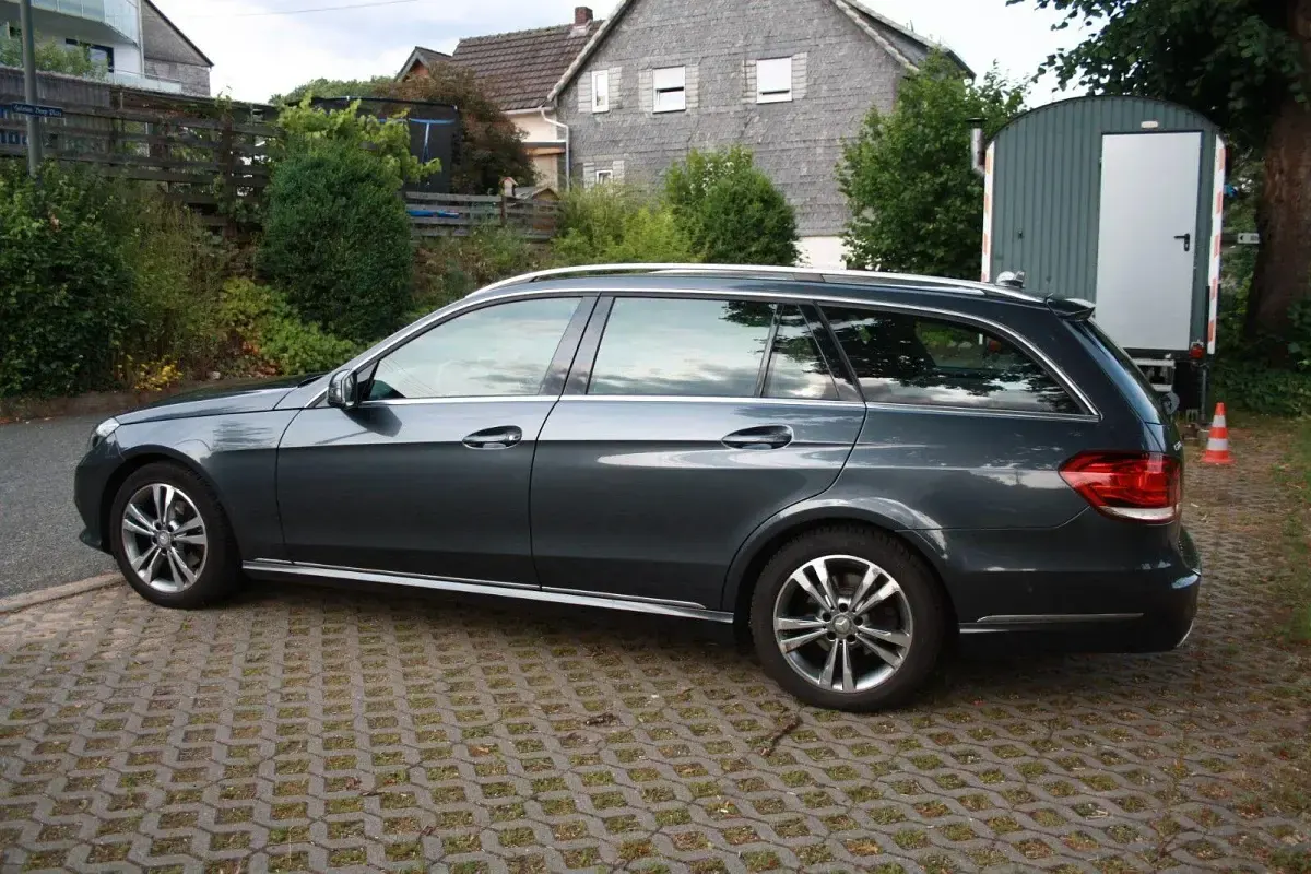 Gebraucht Mercedes E220 Avantgarde 170 PS (125 kW) 2015 Grau Kombi