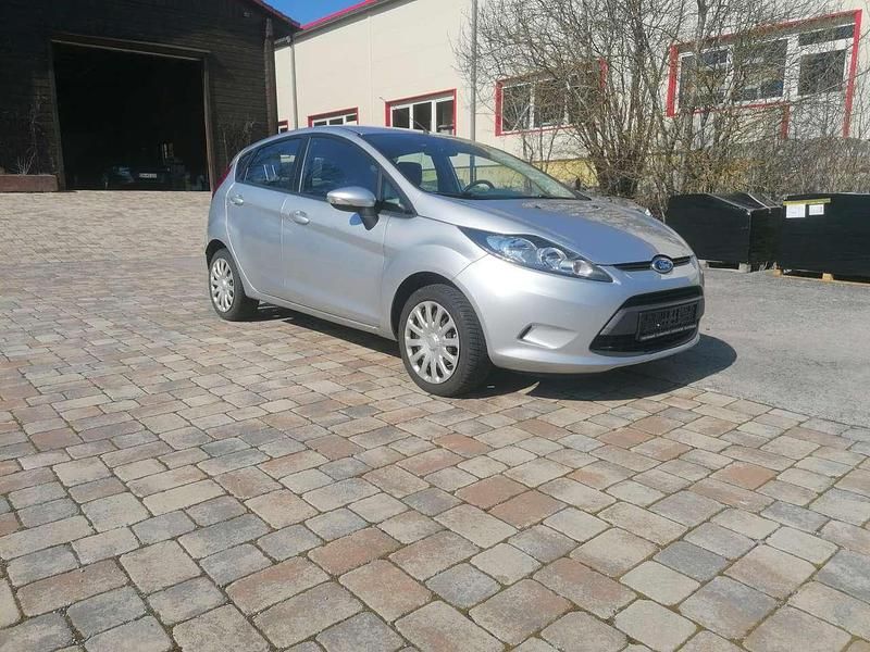 Gebraucht Ford Fiesta Trend 82 PS (60 kW) 2010 Polarsilber metallic Kleinwagen