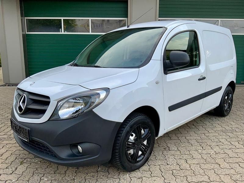 Weiß Gebraucht 2020 Mercedes Citan 108 Van / Kleinbus | 8.990 € (Guter Preis) - Bild 1/4