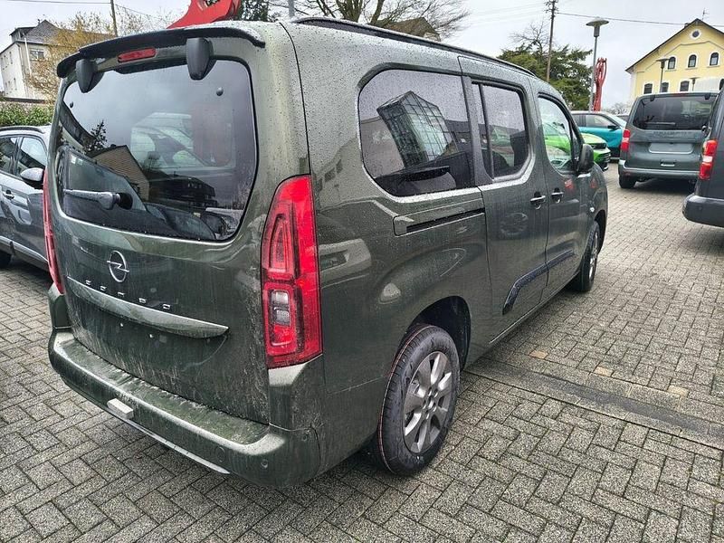 Neu Opel Combo Life 131 PS (96 kW) 2026 Gruen Van / Kleinbus