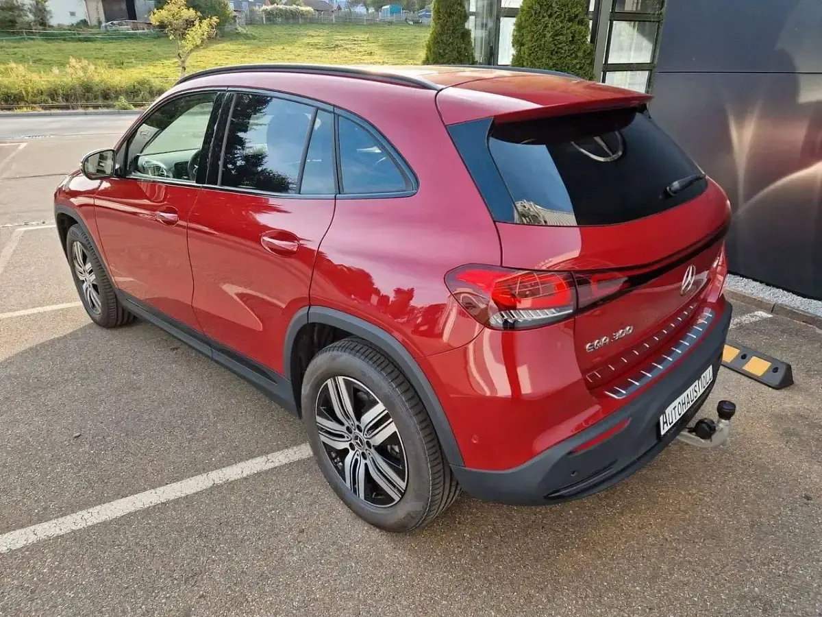 Gebraucht Mercedes EQA300 Progressive 167 kW (228 PS) 2022 Patagonienrot  metalliclack SUV