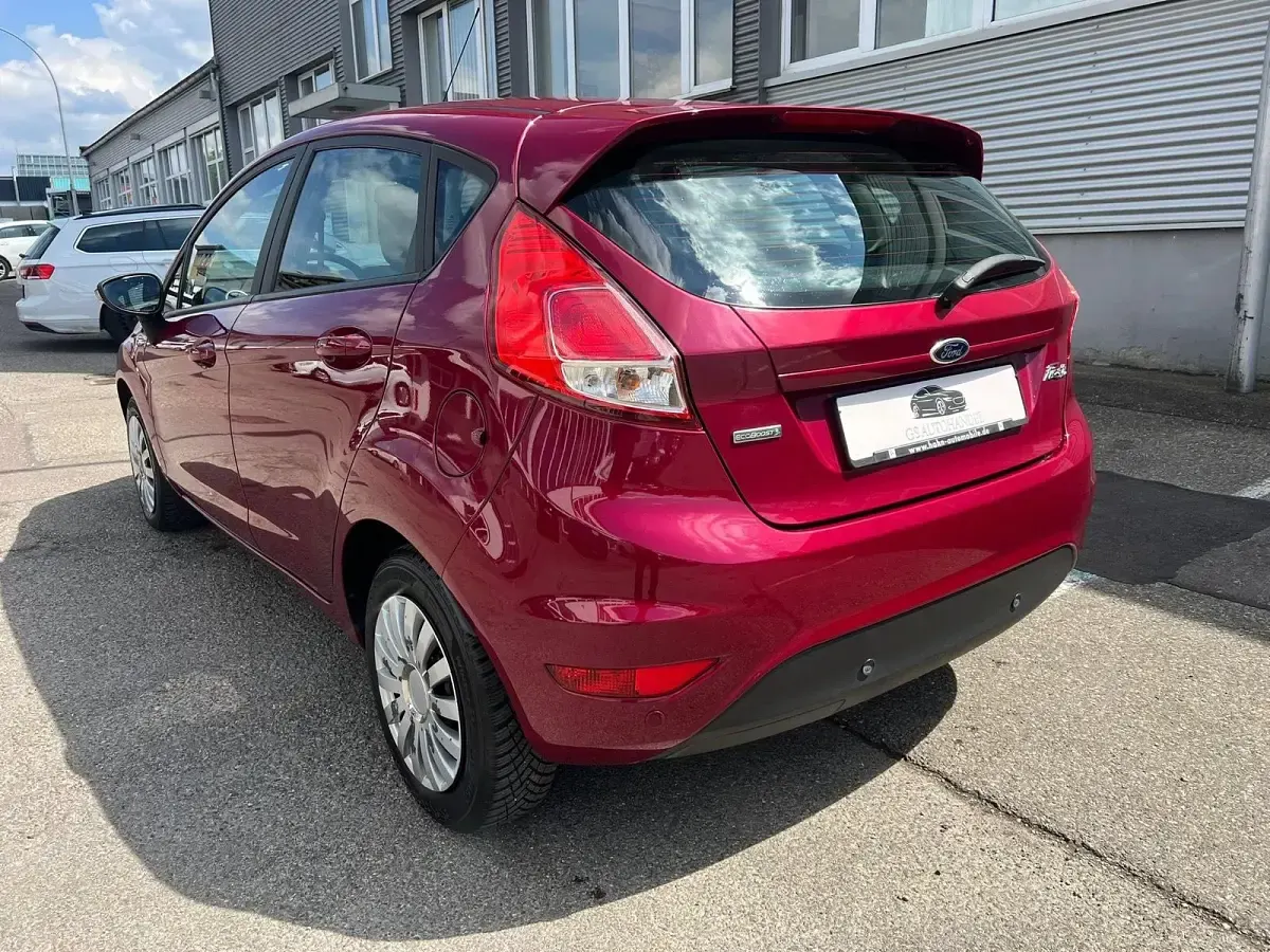 Gebraucht Ford Fiesta 101 PS (74 kW) 2014 Rot Kleinwagen