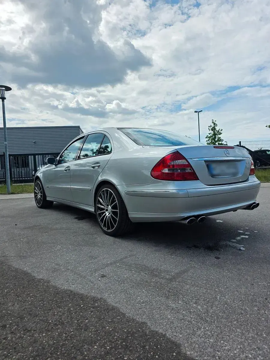 Używany Mercedes E500 Avantgarde 306 KM (225 kW) 2002 Srebrny Sedan/Limuzyna