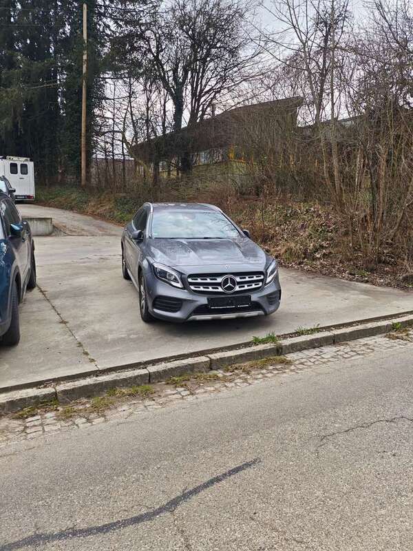 Mountaingrau Gebraucht 2019 Mercedes GLA250 AMG line SUV | 23.000 € (Fairer Preis) - Bild 1/4