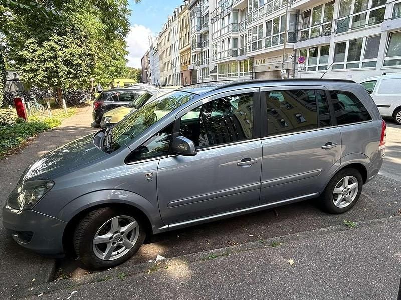 Silber Gebraucht 2011 Opel Zafira Design Edition Van / Kleinbus | 4.800 € (Guter Preis) - Bild 1/4
