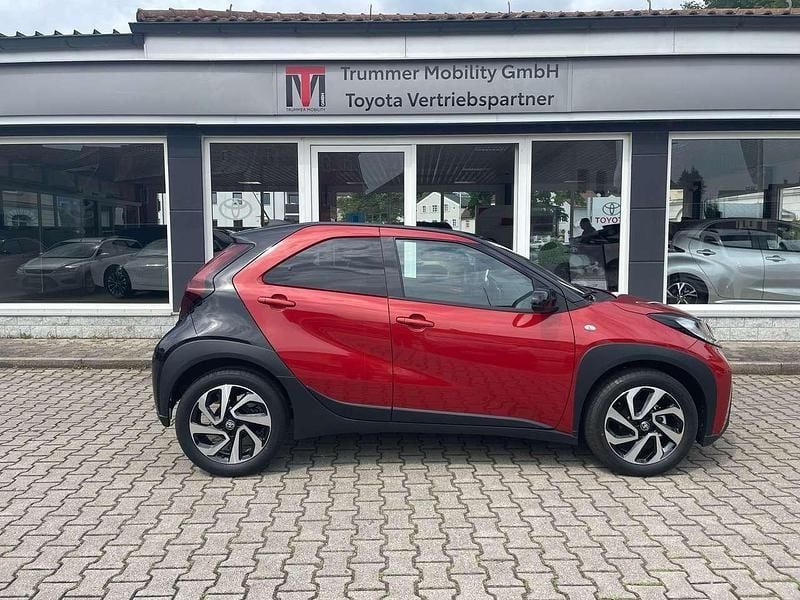 Gebraucht Toyota Aygo Pulse 72 PS (52 kW) 2024 Chili red / black mica Kleinwagen