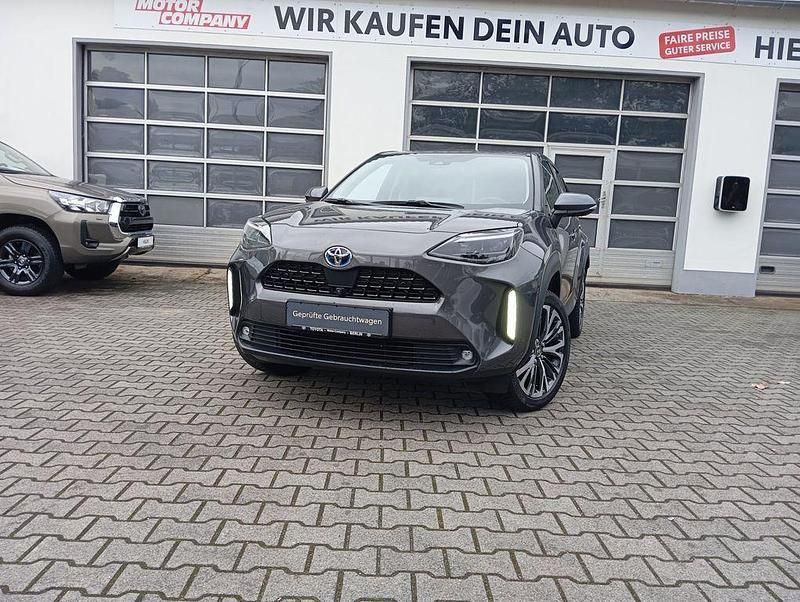 Grau Gebraucht 2023 Toyota Yaris Cross Elegant SUV | 30.990 € - Bild 1/4