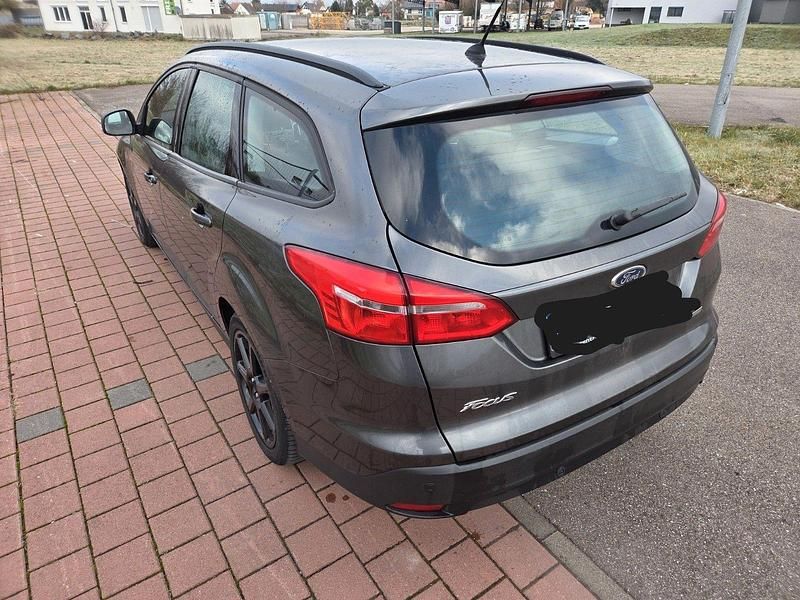 Gebraucht Ford Focus Trend 125 PS (91 kW) 2015 Grau Kombi