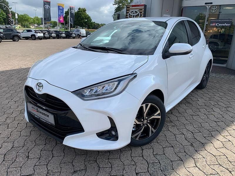 Weiß Neu 2025 Toyota Yaris Hybrid Comfort Limousine | 27.690 € (Etwas zu teuer) - Bild 1/4