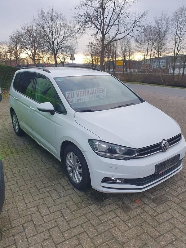 Weiß Gebraucht 2017 VW Touran Van / Kleinbus | 15.900 € (Superpreis) - Bild 1/4