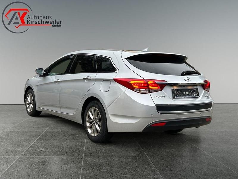 Gebraucht Hyundai i40 Trend 141 PS (103 kW) 2017 Sleek silver Kombi