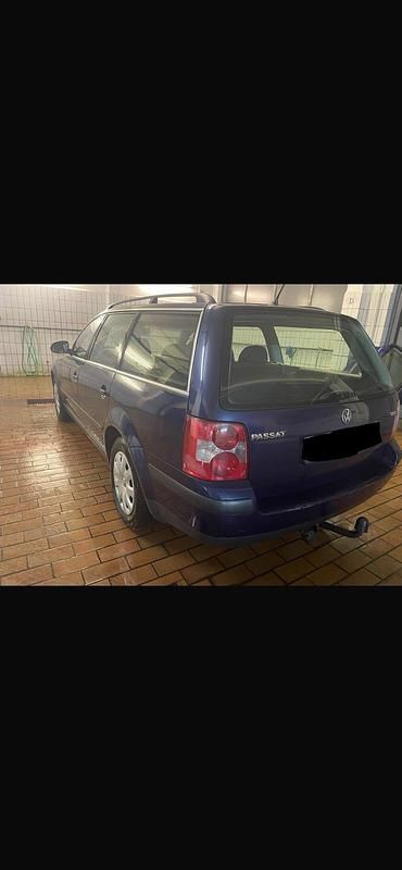 Blau Gebraucht 2004 VW Passat Kombi | 1.000 € (Guter Preis) - Bild 1/4