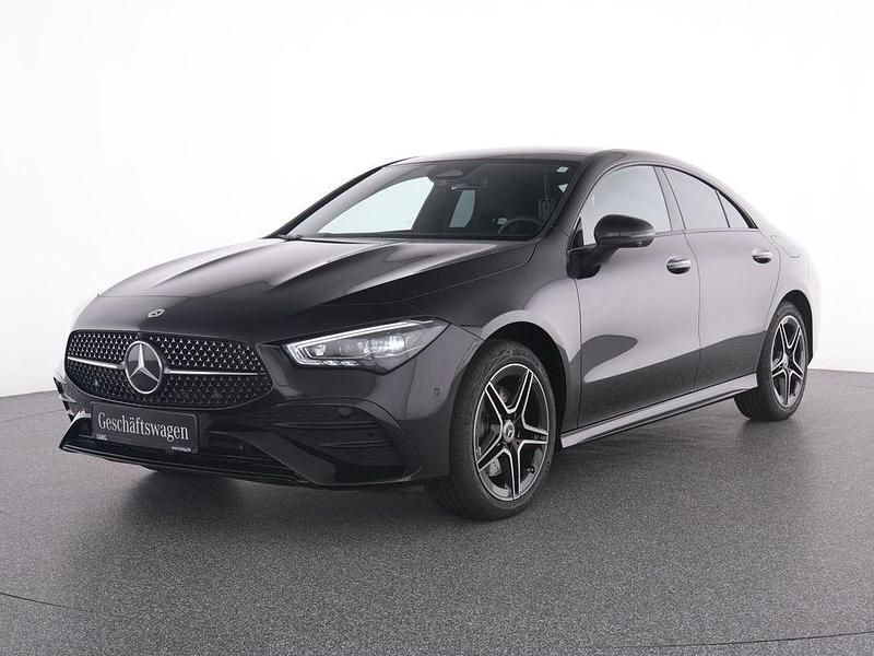 Schwarz metalliclack kosmossch Gebraucht 2024 Mercedes CLA250e AMG Limousine | 40.750 € (Etwas zu teuer) - Bild 1/4