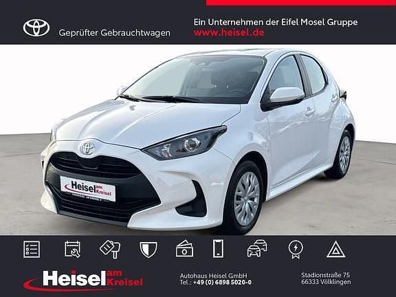 Schneeweiß Gebraucht 2022 Toyota Yaris Basis Limousine | 14.490 € (Fairer Preis) - Bild 1/4