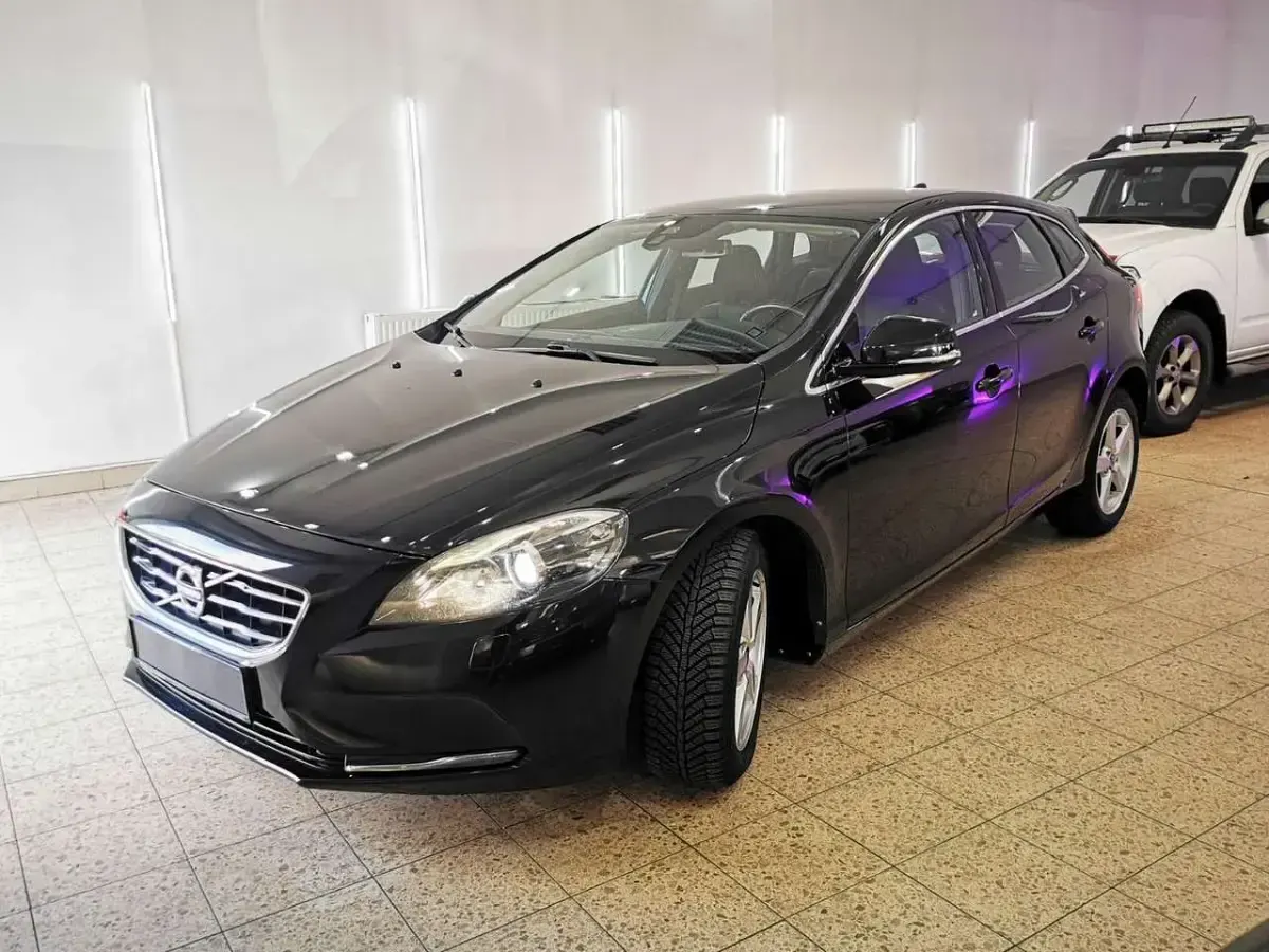 Gebraucht Volvo V40 Momentum 150 PS (110 kW) 2014 Schwarz Limousine