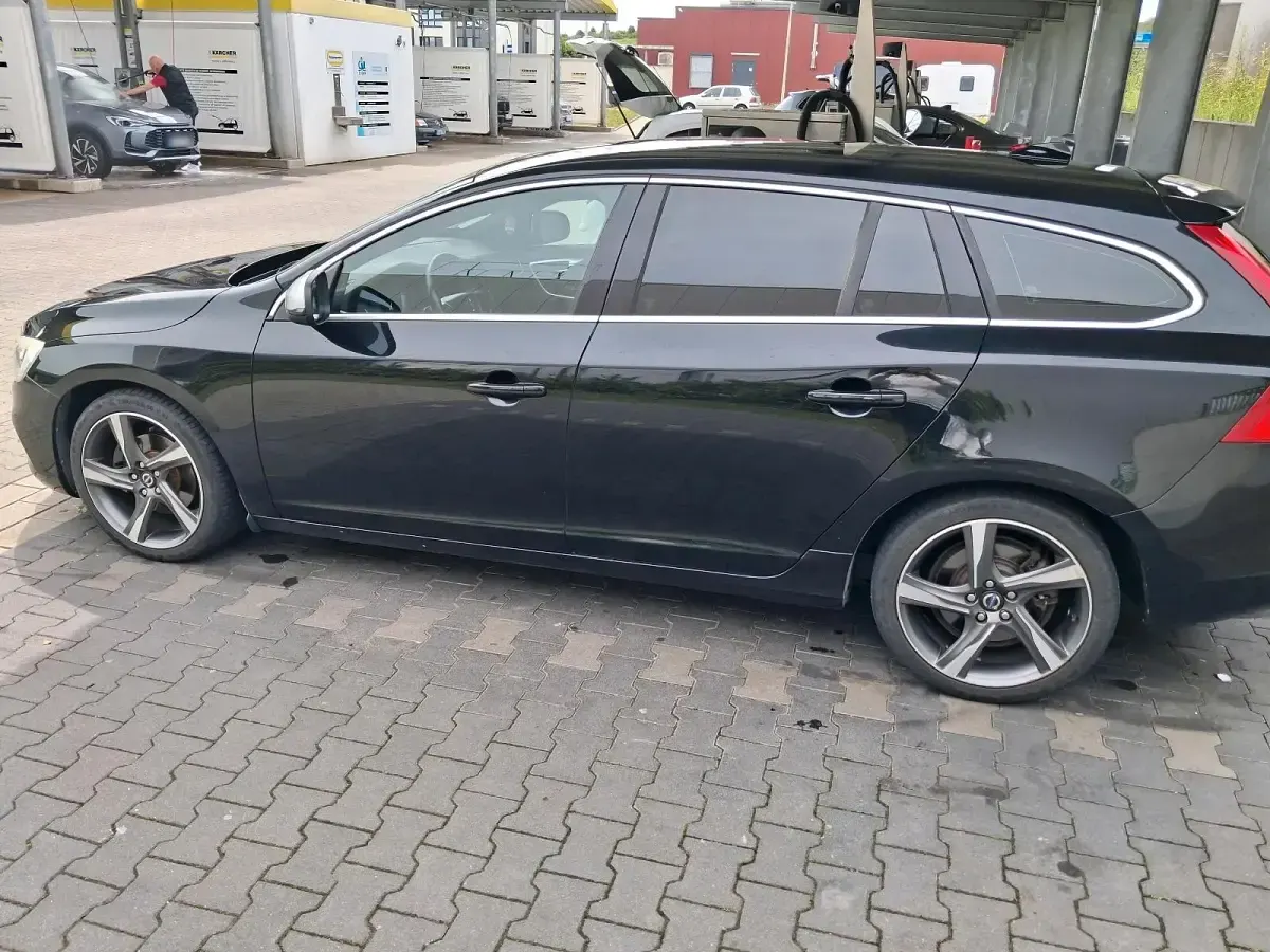 Gebraucht Volvo V60 R-Design 181 PS (133 kW) 2014 Schwarz Kombi