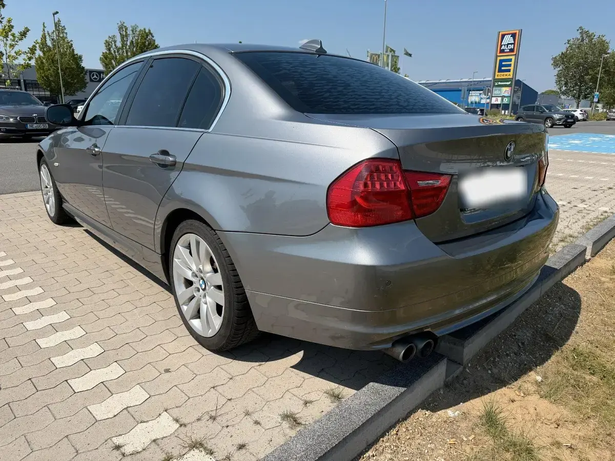 Gebraucht BMW 325 204 PS (150 kW) 2010 Grau Limousine