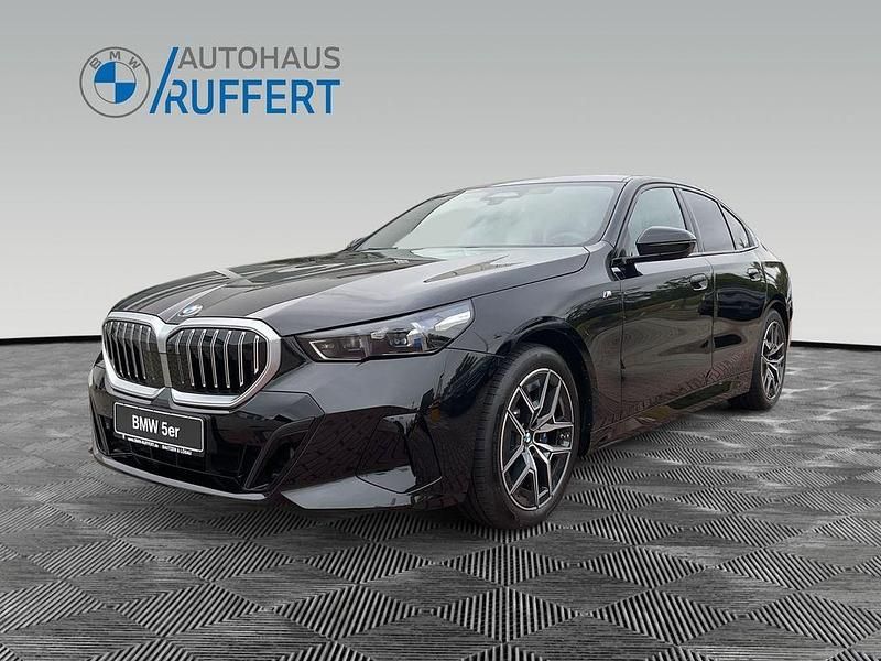 Black sapphire metallic Neu 2025 BMW 520 M Sport Limousine | 65.800 € - Bild 1/4