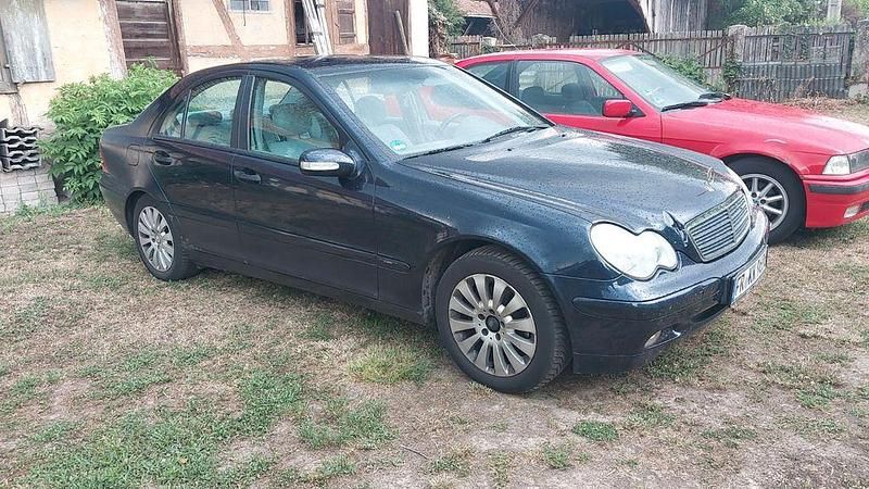 Blau Gebraucht 2002 Mercedes C180 Classic Limousine | 900 € (Superpreis) - Bild 1/4