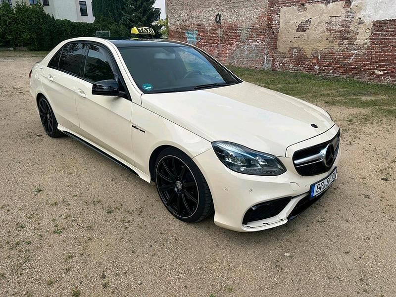 Gelb Gebraucht 2015 Mercedes E200 AMG Limousine | 9.999 € - Bild 1/4