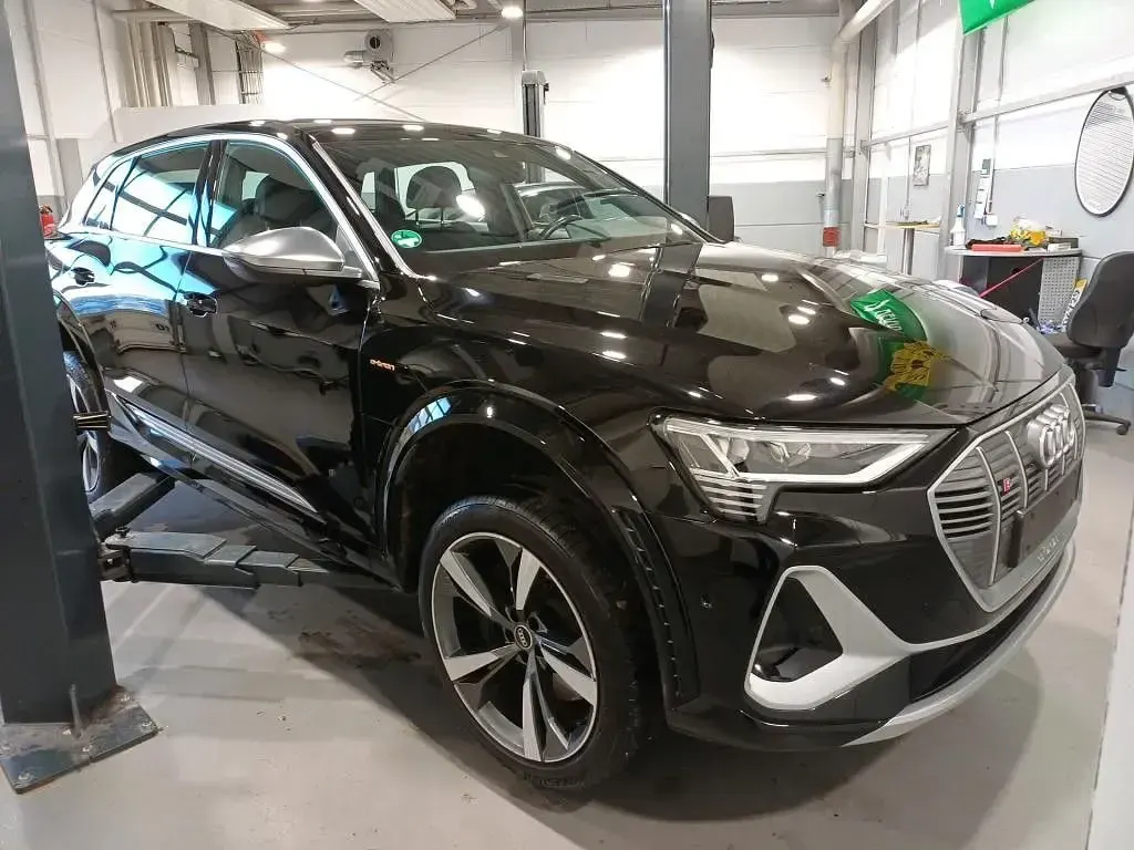 Gebraucht Audi e-tron Ambiente 369 kW (503 PS) 2023 Schwarz SUV