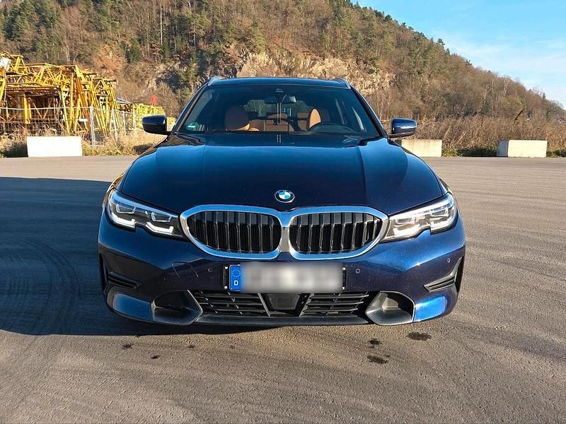 Blau Gebraucht 2022 BMW 320 Sport Line Kombi | 22.500 € (Fairer Preis) - Bild 1/4