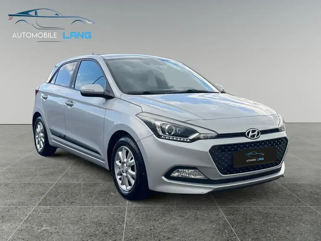 Gebraucht Hyundai i20 Passion 84 PS (61 kW) 2016 Silber Limousine