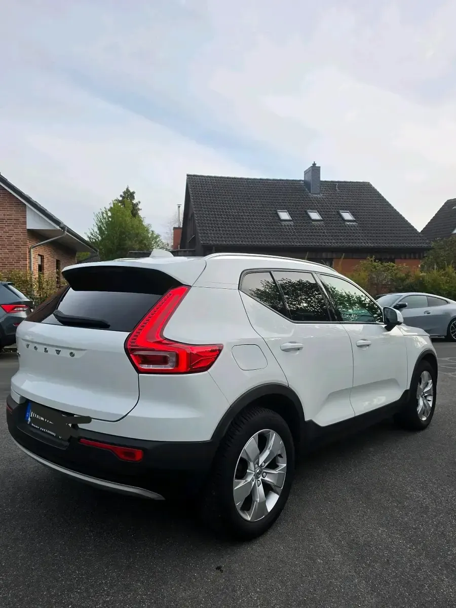 Second-hand Volvo XC40 Momentum 150 CP (110 kW) 2019 Alb SUV