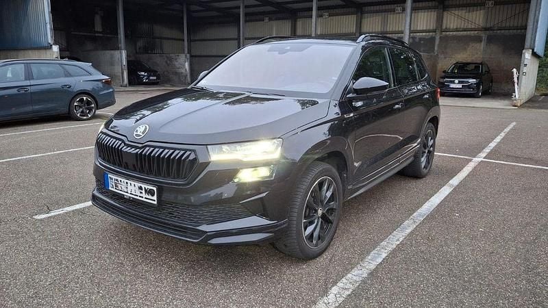 Schwarz Gebraucht 2023 Skoda Karoq SportLine SUV | 34.900 € (Etwas zu teuer) - Bild 1/4