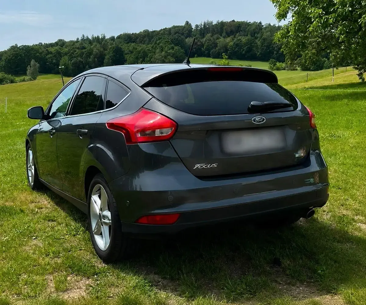 Gebraucht Ford Focus Titanium 182 PS (133 kW) 2015 Grau Limousine