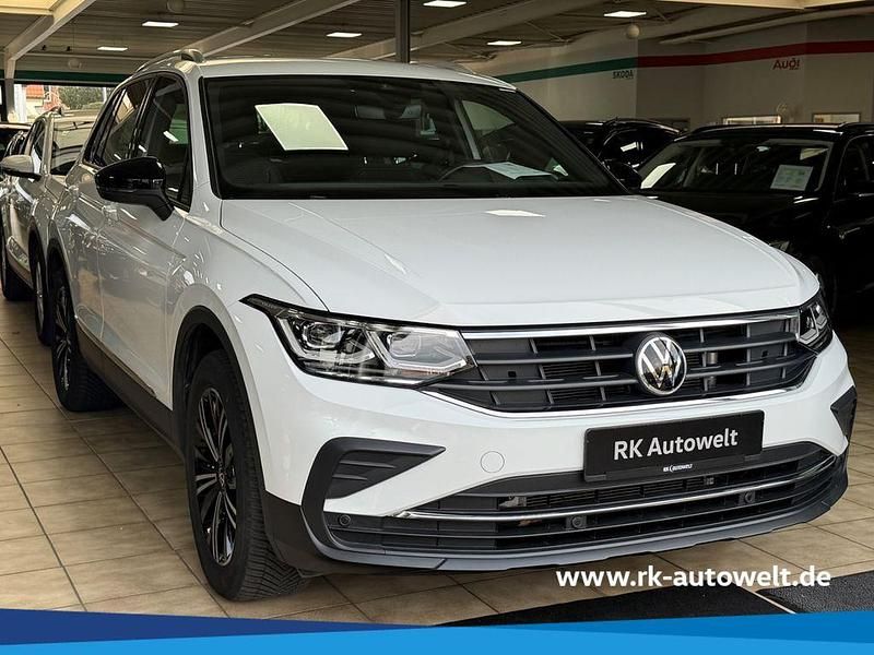 Weiss Gebraucht 2021 VW Tiguan Active SUV | 26.990 € (Guter Preis) - Bild 1/4