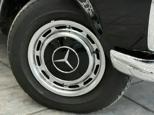 Gebraucht Mercedes 230 150 PS (110 kW) 1966 Schwarz Cabrio