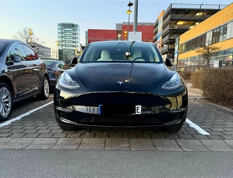 Schwarz Gebraucht 2024 Tesla Model Y SUV | 45.500 € (Teuer) - Bild 1/4