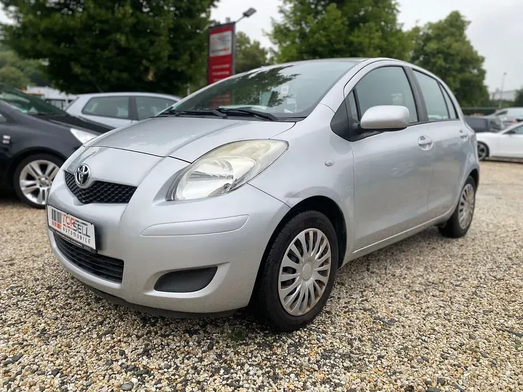 Gebraucht Toyota Yaris 99 PS (72 kW) 2012 Silber Kleinwagen