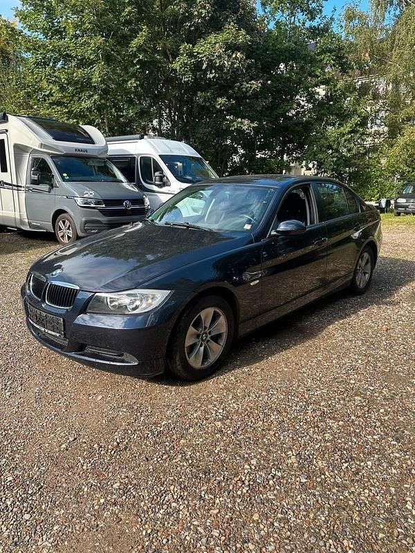 Blau Gebraucht 2006 BMW 320 Limousine | 1.950 € (Superpreis) - Bild 1/4