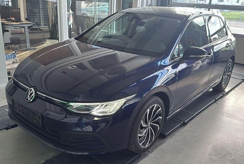 Blau Gebraucht 2022 VW Golf VIII Life Limousine | 18.799 € (Fairer Preis) - Bild 1/4