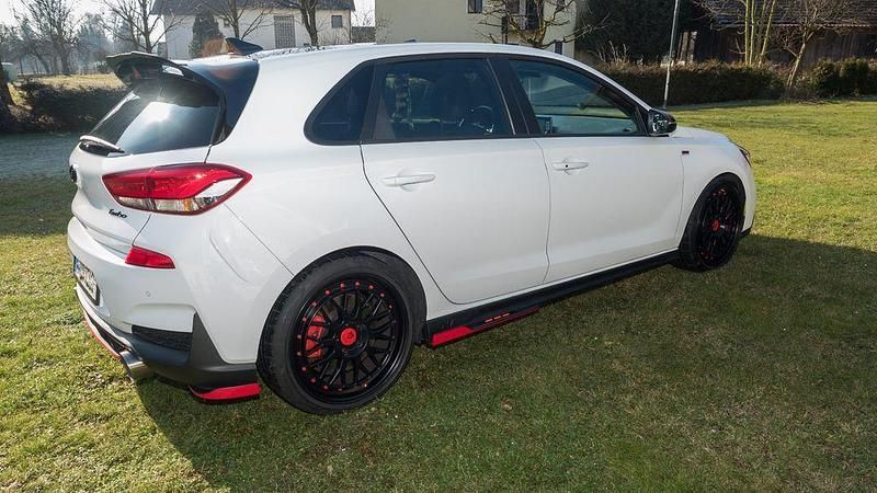 Weiß Gebraucht 2019 Hyundai i30 N Performance Limousine | 27.500 € (Fairer Preis) - Bild 1/4