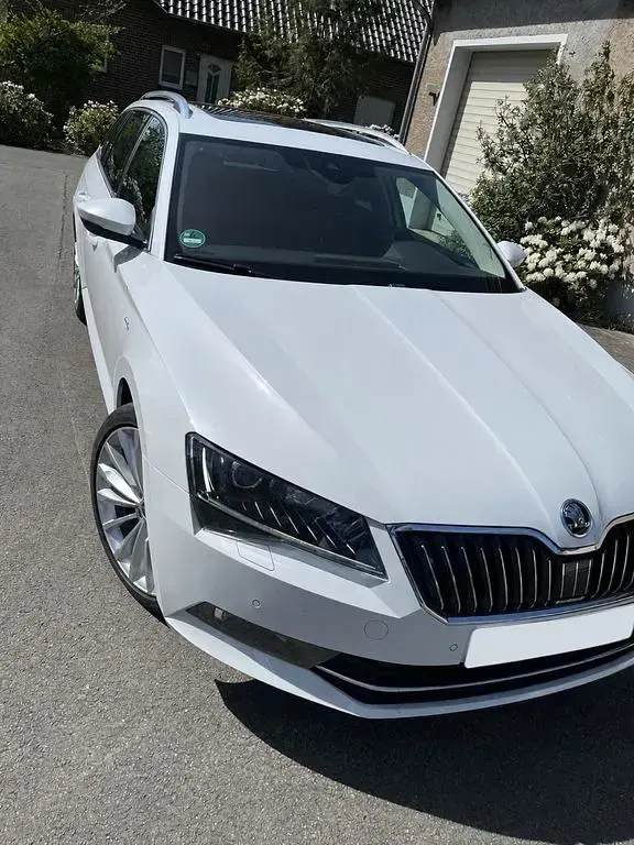 Gebraucht Skoda Superb LAURIN & KLEMENT 190 PS (139 kW) 2017 Weiß Kombi