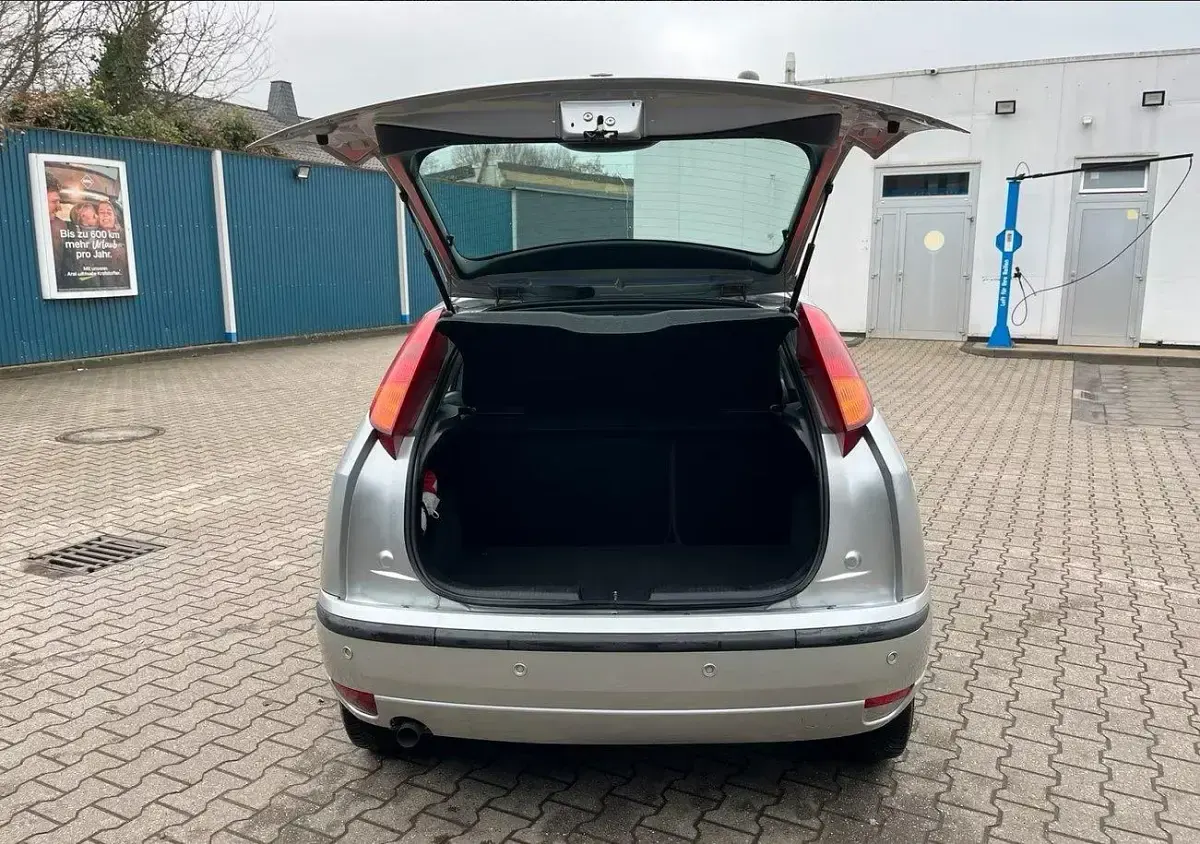 Usado Ford Focus 115 CV (84 kW) 2002 Plateado Berlina