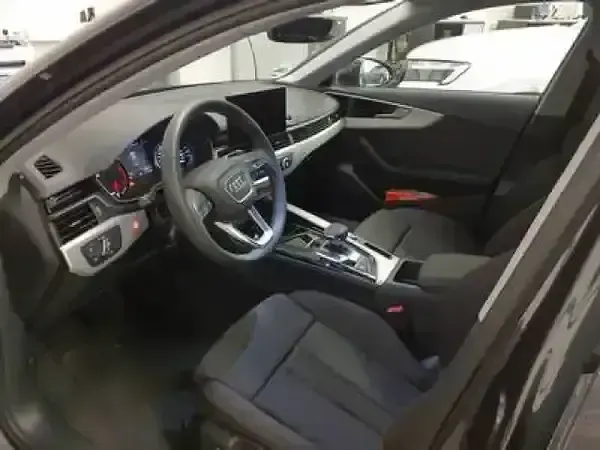 Używany Audi A4 Advanced 136 KM (100 kW) 2024 Szary Sedan/Limuzyna