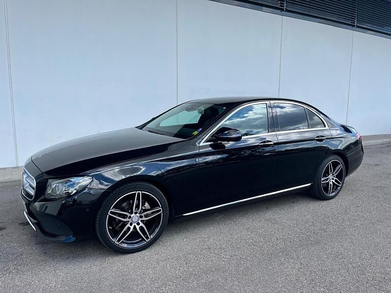 Schwarz Gebraucht 2016 Mercedes E200 Limousine | 22.500 € (Teuer) - Bild 1/4