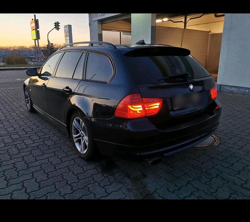 Gebraucht BMW 320 2009 Blau Kombi