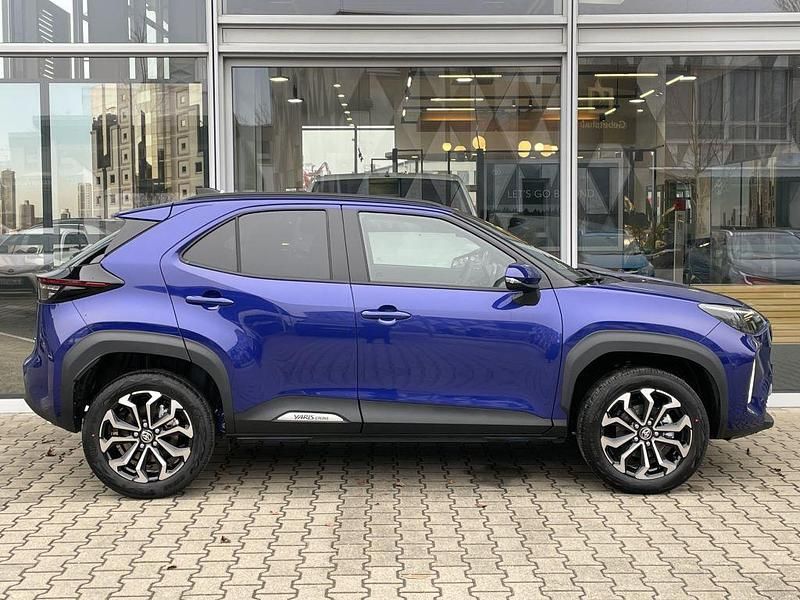 Neu Toyota Yaris Cross 131 PS (96 kW) 2025 Juniper blue metallic SUV