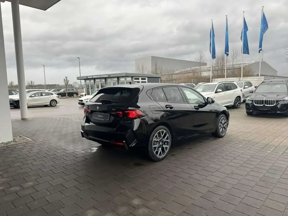 Neu BMW 116 122 PS (89 kW) 2026 Schwarz uni Kleinwagen