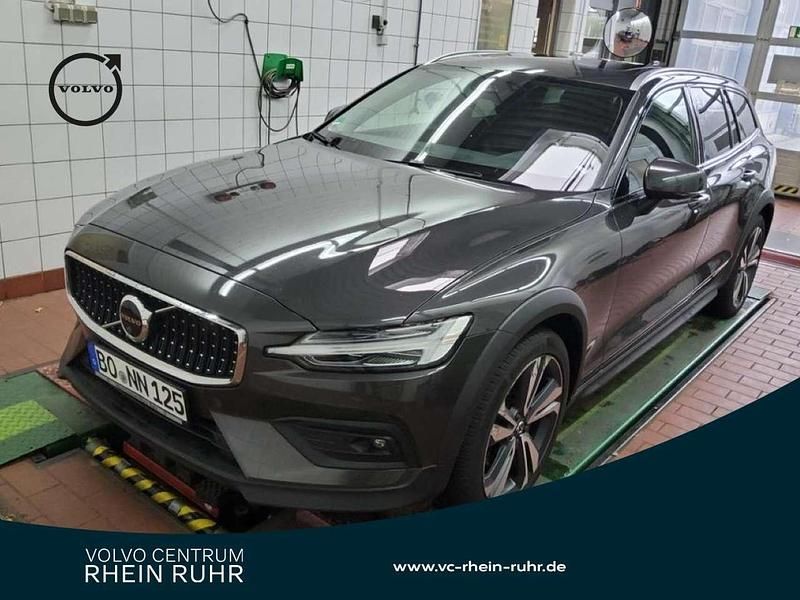 Gebraucht Volvo V60 CC Plus 197 PS (144 kW) 2023 Grau platinum grey / metallic Kombi