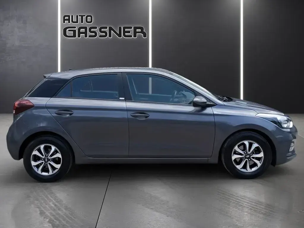 Gebraucht Hyundai i20 Trend 101 PS (74 kW) 2020 Grau Kleinwagen