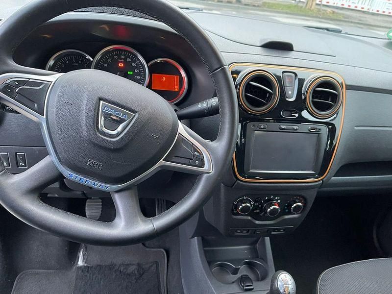 Gebraucht Dacia Lodgy 102 PS (75 kW) 2018 Grau Van / Kleinbus